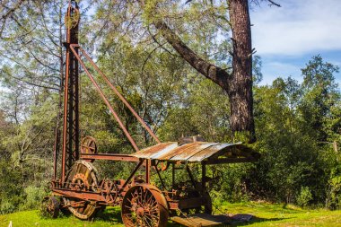 Vintage sondaj kulesi ve ekipman paslı