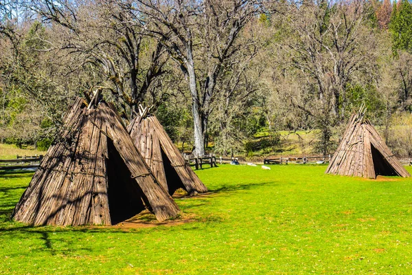 Тріо Tepees північноамериканські індіанці — стокове фото