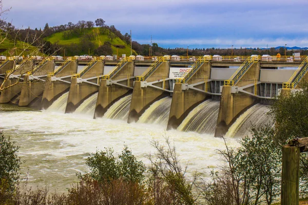 Weirs släpper vatten för att förhindra översvämningar — Stockfoto