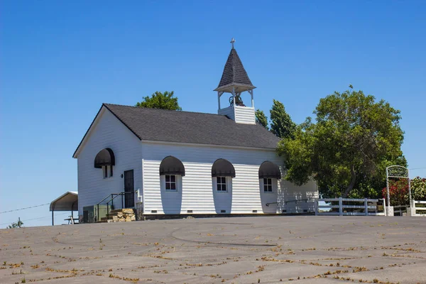 Igreja solitária com Steeple & Bell — Fotografia de Stock
