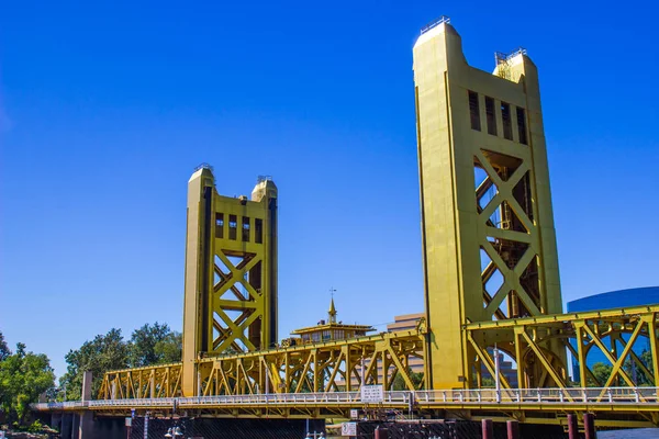 Yerel Köprüsü'nde iki kule