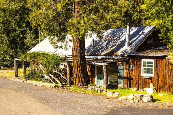 内华达山脉的废弃小屋 — 图库照片