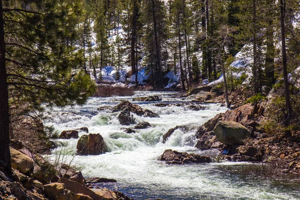 Río que acomete de derretimiento de nieve — Foto de Stock