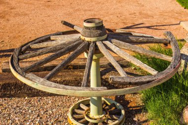 Antika ahşap vagon tekerlek ekranda