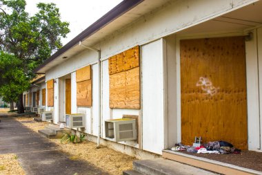 Terk edilmiş birimleriyle bindik kadar Windows ve kapılar