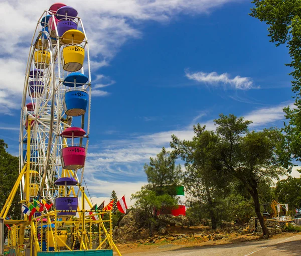 Ferris Wheel Next To Italian Flag Colored Water Tank — Stock Photo, Image