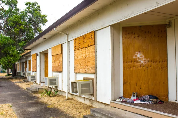 Terk edilmiş birimleriyle bindik kadar Windows ve kapılar