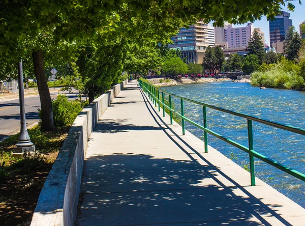 Paseo por el río junto al río Truckee en Reno, Nevada — Foto de Stock