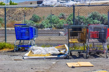 Alışveriş arabaları ve çöp atılır