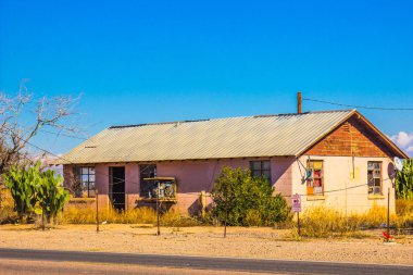 Bina Arizona Çölü'nde terk edilmiş
