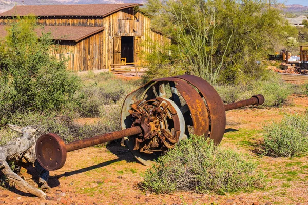 Vintage Arrugginito Attrezzature Minerarie Sdraiato Nel Deserto Dell Arizona — Foto Stock