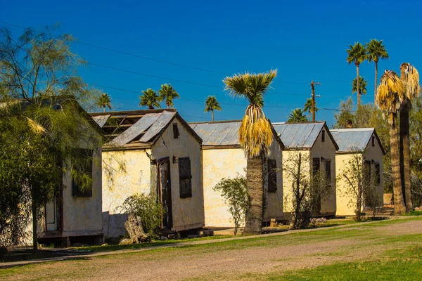 Alte, verlassene Motel-Einheiten reparaturbedürftig — Stockfoto