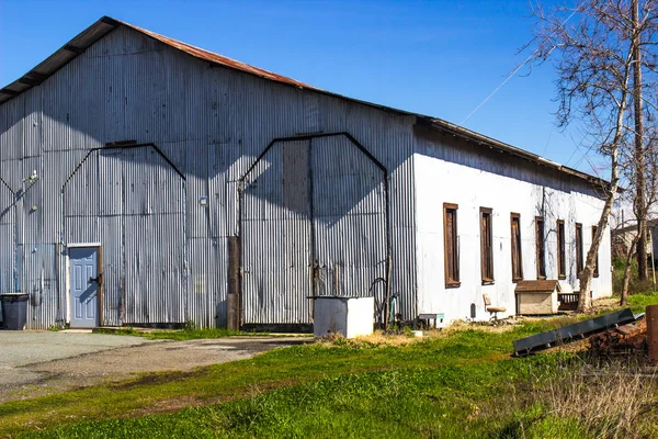 Régi hullámkarton Building ón és elhagyott raktár — Stock Fotó