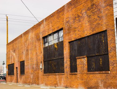 Terkedilmiş tuğla bina bindik kadar Windows ile