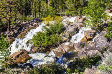 Su akışında dağlarda eriyen kar üzerinden acele