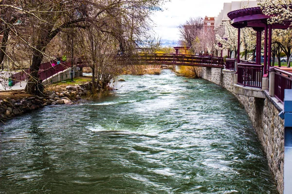 Ruisseau précipité dans le centre-ville — Photo