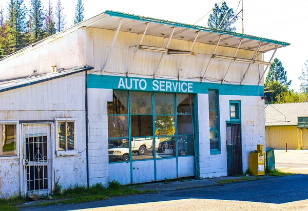 Verlassenes Auto Tankstellengebäude — Stockfoto