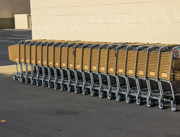 Fila de apilados hasta carros de compras —  Fotos de Stock