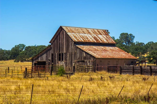 Retro dřevěná stodola s Rusty plechové střeše — Stock fotografie