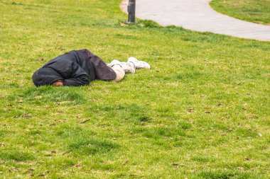 Adam parkta şekerleme