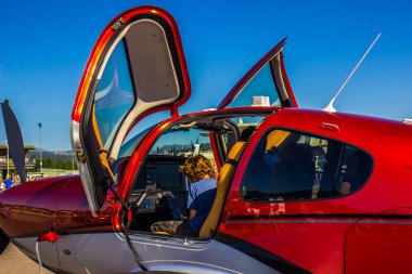 Küçük uçak koltuğunda genç çocuk