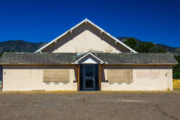 Edifício comercial abandonado — Fotografia de Stock