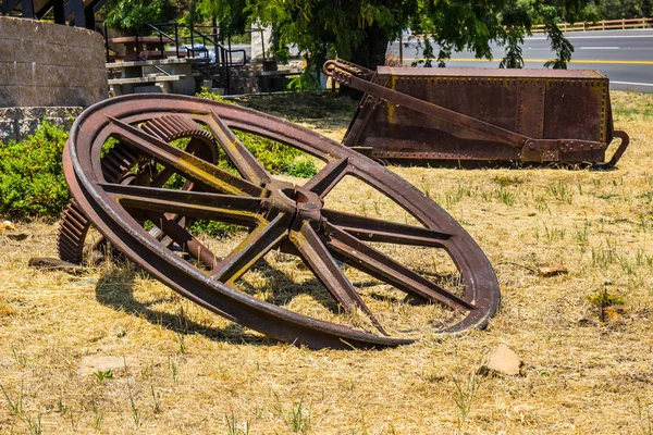 Старовинні гігантських видобутку колеса & іржаві видобутку руди кошик перевізника — стокове фото