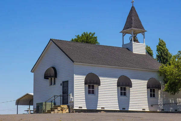 Pequena igreja rural — Fotografia de Stock