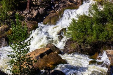 Acele su dağlarda kar eritme