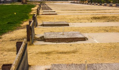 Park alanındaki at nalı platformlarının uzun satırları