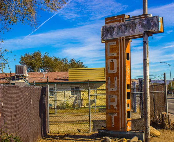 Velho Sinal Abandonado Motel Fora Negócio — Fotografia de Stock