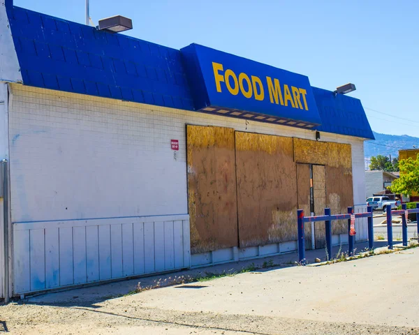 Failed Store With Boarded Up Windows — Stock Photo, Image