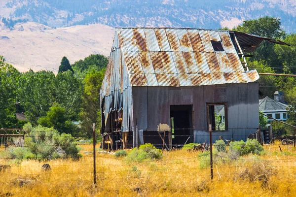 Starý opuštěný cínový stodola v havarijním stavu — Stock fotografie