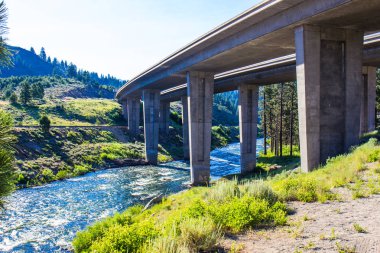 Karayolu üzerinde çalışan nehir dağlarda