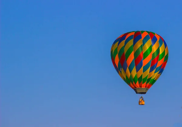 Ballon à air chaud rayé multicolore — Photo