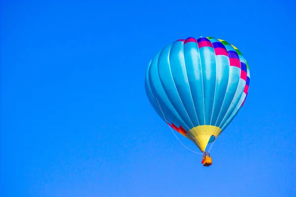 Ballon à air chaud bleu dans le ciel de Reno — Photo