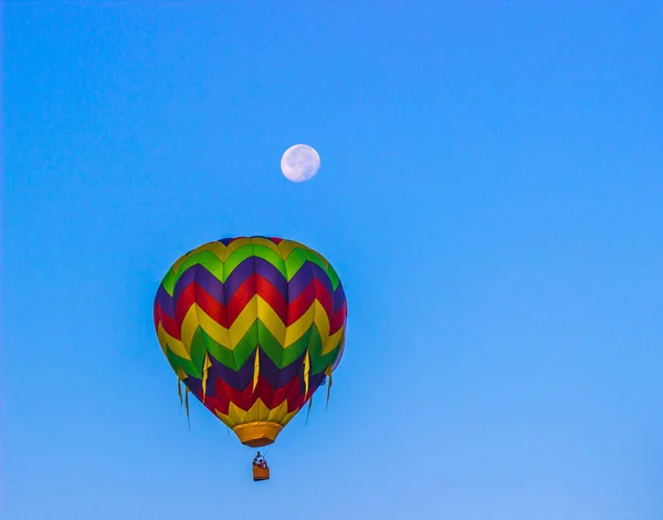 Balão de ar quente listrado colorido multi com lua acima — Fotografia de Stock