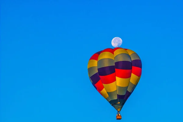 Φεγγάρι πάνω από το αερόστατο ζεστού αέρα — Φωτογραφία Αρχείου