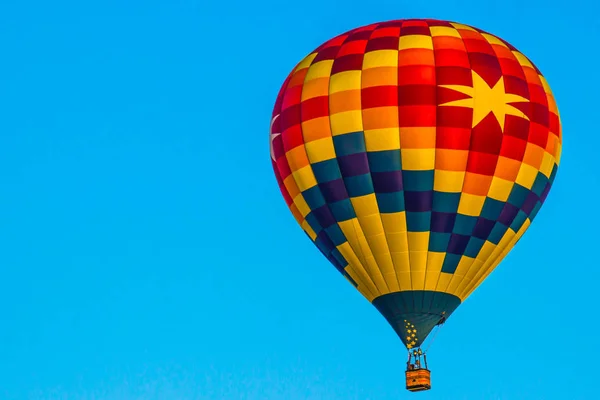Hete luchtballon met grote ster — Stockfoto