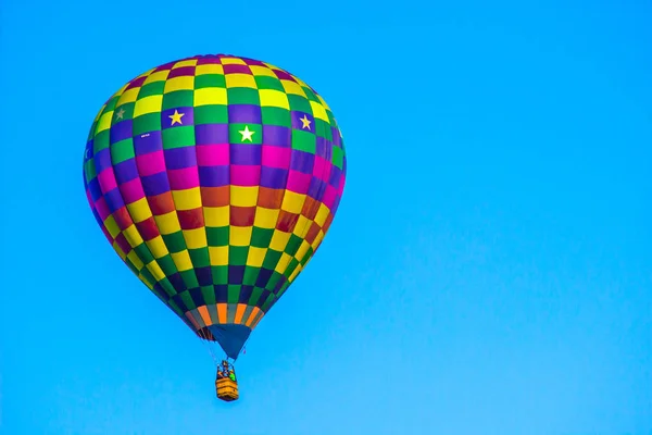 Ballon à air chaud coloré vérifié — Photo