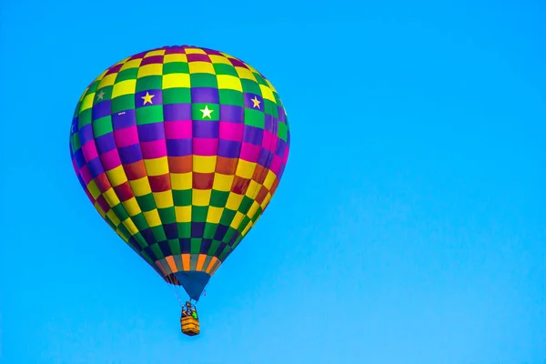 Globo de aire caliente a cuadros coloridos — Foto de Stock