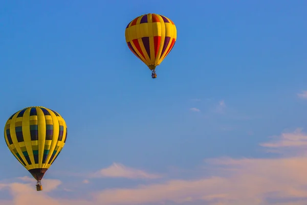 Dwa balony na gorące powietrze wczesnym rankiem — Zdjęcie stockowe