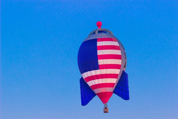 Raketenschiff unter amerikanischer Flagge Heißluftballon — Stockfoto