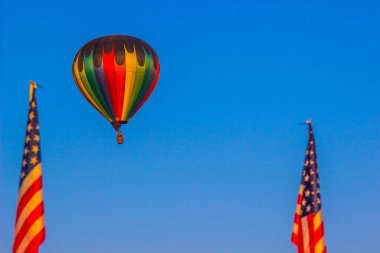 Çizgili sıcak hava balonu iki Amerikan bayrakları arasında