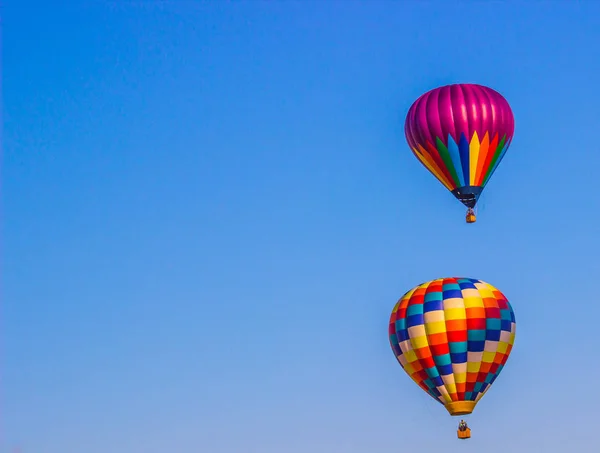 İki çok renkli sıcak hava balonu erken sabah — Stok fotoğraf
