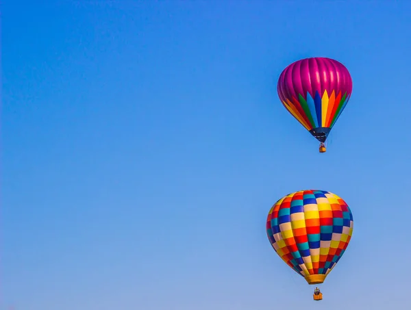 Dwa Multi kolorowe balony na gorące powietrze wczesnym rankiem — Zdjęcie stockowe