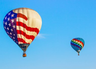 Amerikan bayrağı sıcak hava balonu ve çok renkli balon