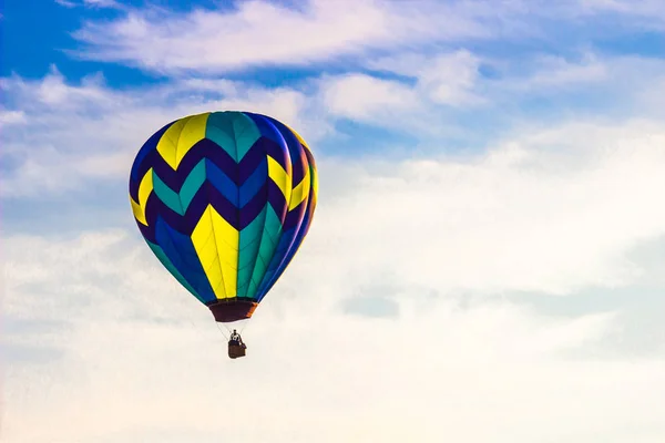 Sıcak hava balonu erken sabah mavi gökyüzü ve bulutlar ile — Stok fotoğraf