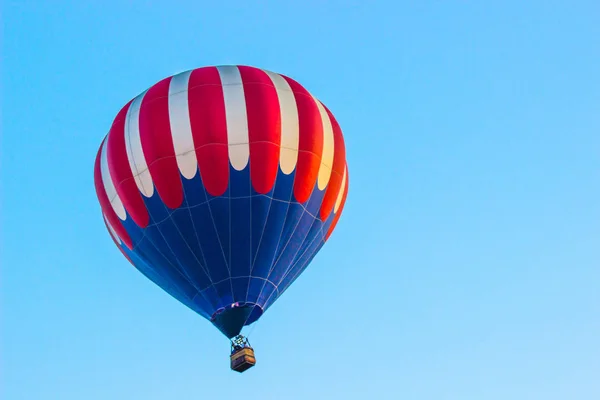 Rode, witte & blauwe hete luchtballon — Stockfoto