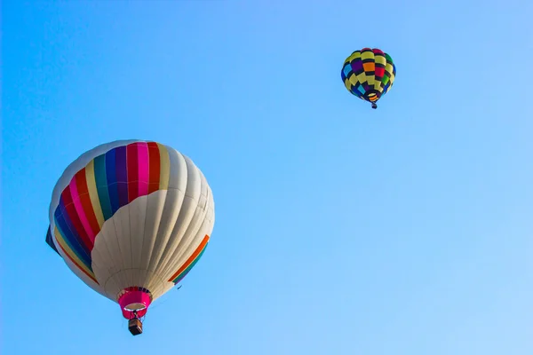 Deux ballons à air chaud multicolores tôt le matin — Photo